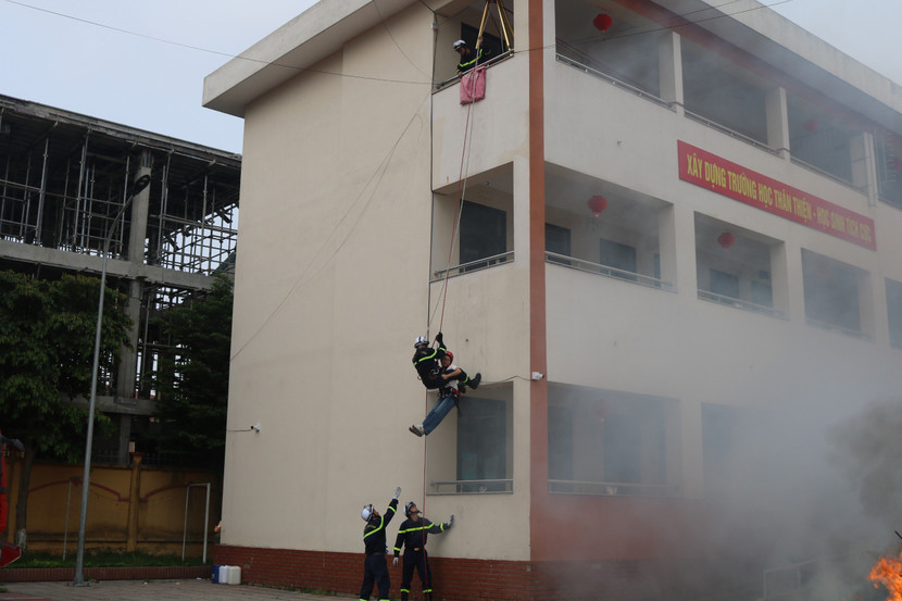 Đưa người gặp nạn từ tầng cao xuống đất