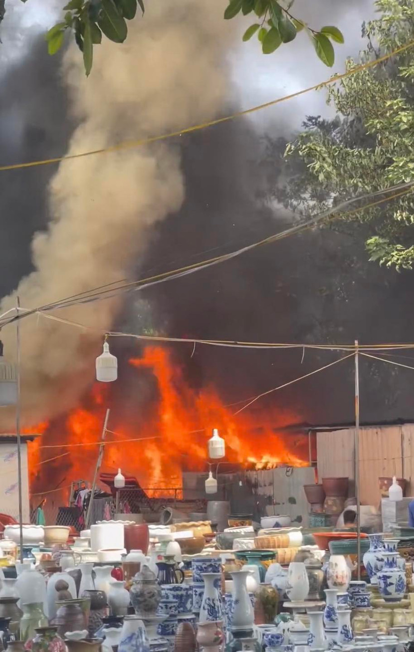 Vụ cháy khiến người đi đường hoang mang, lo lắng