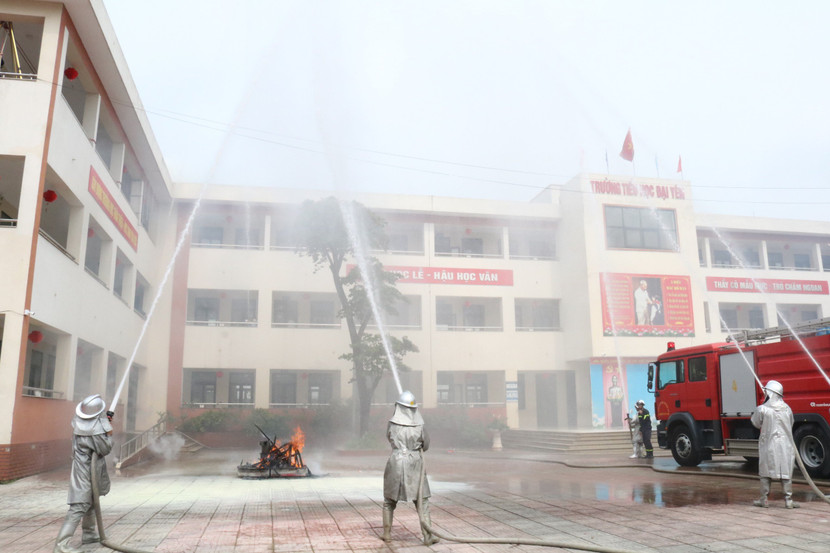 Màn diễn tập tại trường Tiểu học Đại Yên thành công tốt đẹp, mang lại hiệu ứng tích cực đối với thày và trò nhà trường cũng như các lực lượng chức năng tham gia trong công tác PCCC và CNCH...