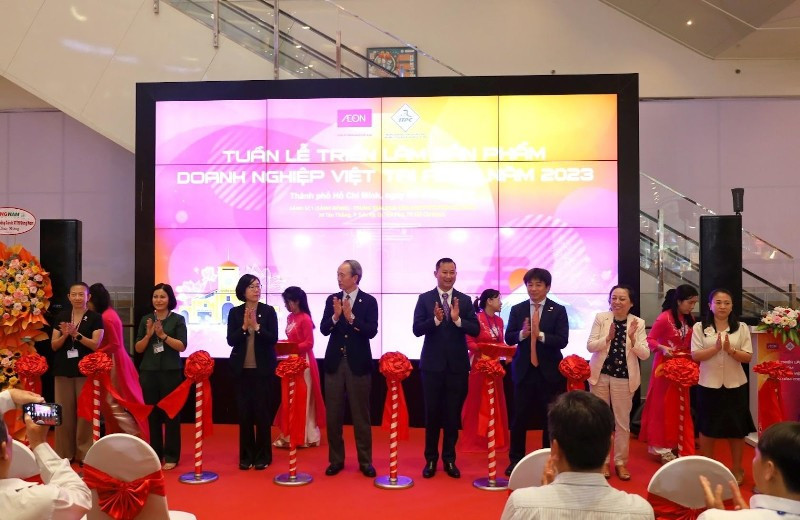 Các đại biểu cắt băng khai mạc Tuần lễ triển lãm sản phẩm doanh nghiệp Việt tại AEON Các đại biểu cắt băng khai mạc Tuần lễ triển lãm sản phẩm doanh nghiệp Việt tại AEON