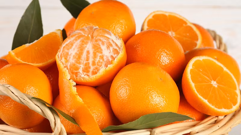 Cam, quýt chín tự nhiên thường có cuống tươi, chắc quả (Ảnh: Bachhoaxanh)