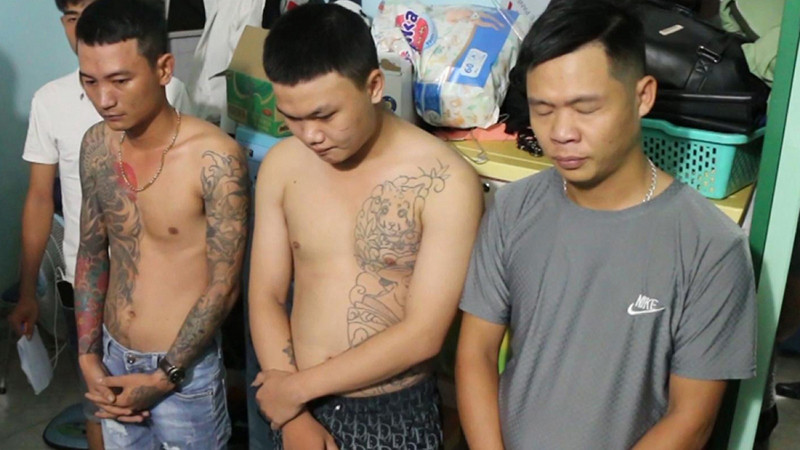 3 đối tượng bị công an bắt để điều tra hành vi cho vay nặng lãi