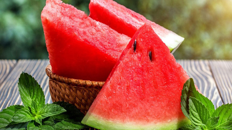 Dưa hấu rất giàu acid amin có lợi cho huyết áp và tốt cho hoạt động của máu lưu thông đến tim Dưa hấu rất giàu acid amin có lợi cho huyết áp và tốt cho hoạt động của máu lưu thông đến tim