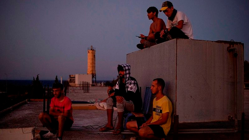 Người tị nạn nằm vạ vật trên đường, trên nóc những ngôi nhà hoang hay bất cứ đâu họ có thể dừng chân và ngả lưng