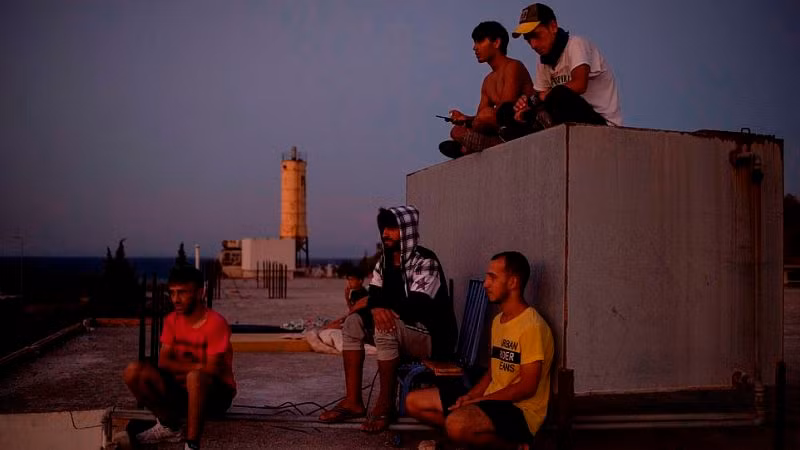 Người tị nạn nằm vạ vật trên đường, trên nóc những ngôi nhà hoang hay bất cứ đâu họ có thể dừng chân và ngả lưng