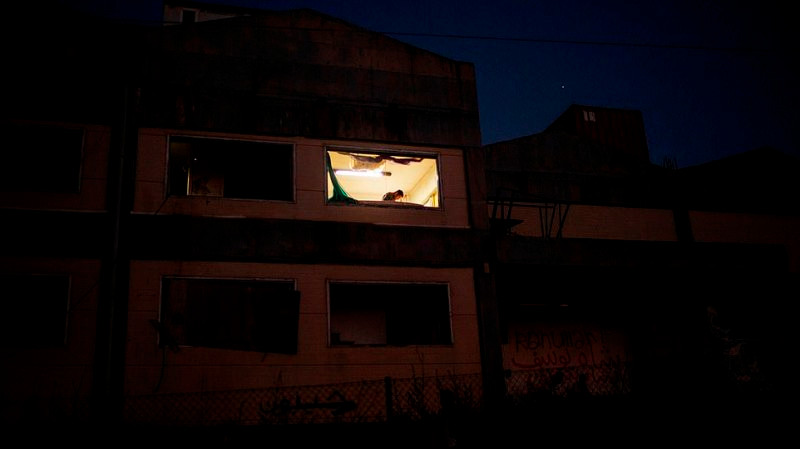 Bộ Di trú và Tị nạn Hy Lạp đang cố gắng thuyết phục những người di cư và tị nạn sống trên đường phố, ở các khu vực xung quanh và thậm chí trên các mái nhà và sân của các doanh nghiệp gần đó, chuyển đến một cơ sở mới.