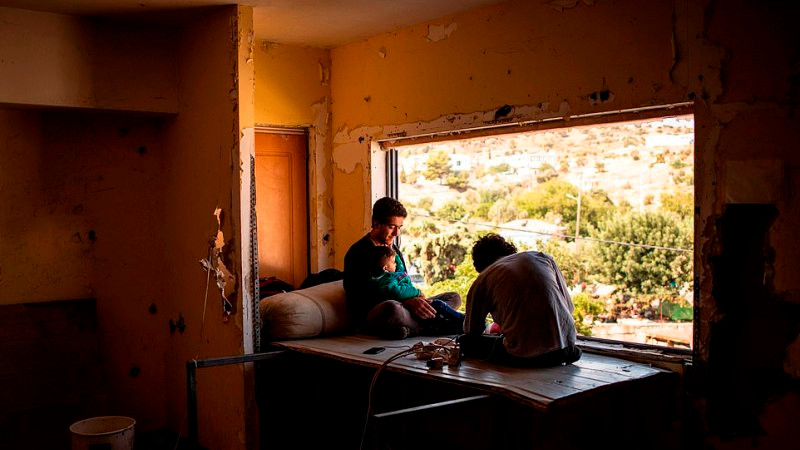 Hy Lạp hiện đang kiểm đếm những người di cư và thực hiện xét nghiệm bệnh COVID-19 trước khi đưa họ vào trại tị nạn tạm thời tại Kara Tepe, cách trại Moria cũ khoảng vài km, có sức chứa 3.000 người