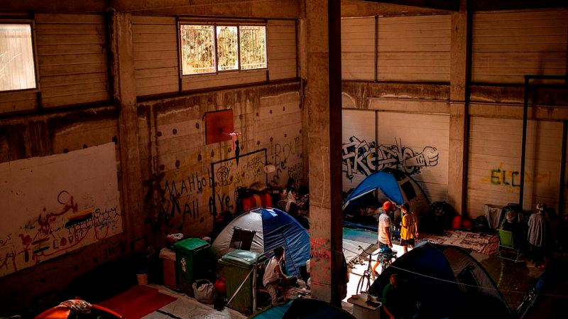 Những người may mắn thì được trú trong những khu lều mới, được các nhà chức trách dựng tạm gần làng cảng phía đông Panagiouda