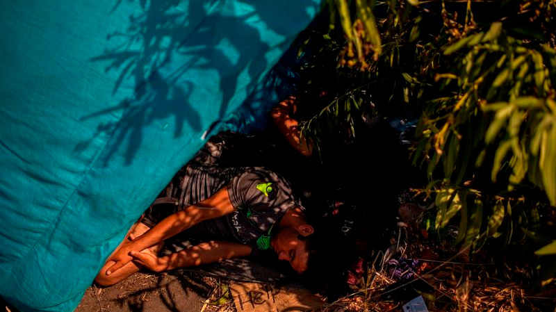 12.000 người di cư kém may mắn hơn đã bị buộc phải ngủ vạ vật bên đường