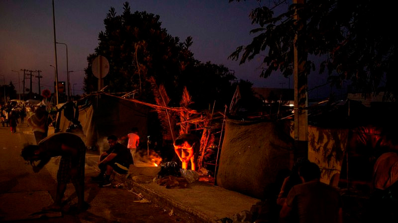 Khoảng 600 người di cư cho đến nay đã được tái định cư trong trại lều tạm thời và 14 người trong số họ có kết quả xét nghiệm dương tính với Covid-19