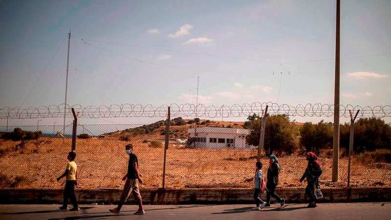 Một số quốc gia châu Âu đã lên kế hoạch tiếp nhận khoảng 400 trẻ vị thành niên không có người đi kèm từ trại Moria . Nhưng con số đó chỉ là "muối bỏ biển"