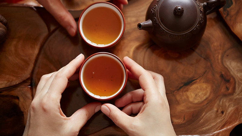 Không nên uống trà đã pha ngâm lâu để tránh gây hại tới sức khỏe