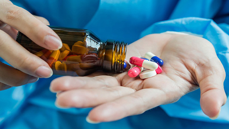 Không nên dùng trà thay nước để uống thuốc, bởi trong trà sẽ tiết ra chất gây vô hiệu hóa tác dụng của thuốc