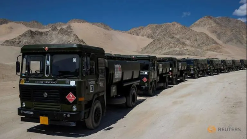 Đoàn xe tải quân sự của Ấn Độ chở nhiên liệu tới các kho tập kết ở các căn cứ quân sự tại Ladakh hôm 15-9. Đoàn xe tải quân sự của Ấn Độ chở nhiên liệu tới các kho tập kết ở các căn cứ quân sự tại Ladakh hôm 15-9.