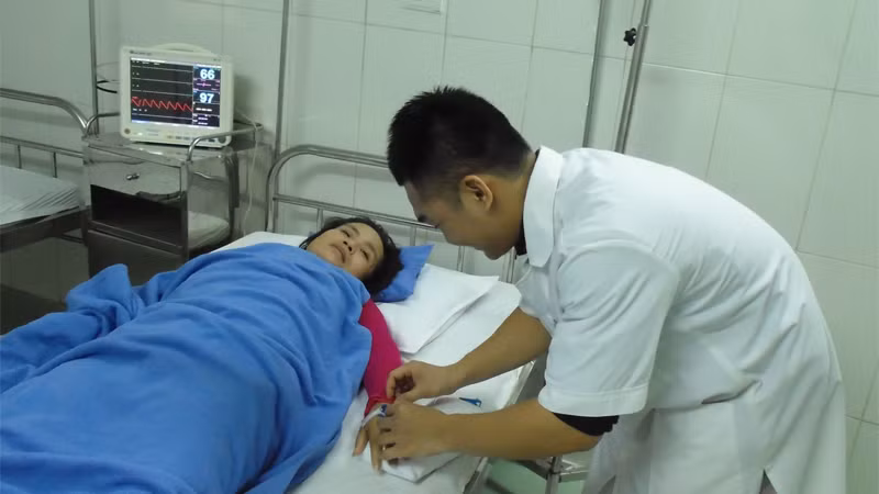 Cần tới cơ sở y tế gần nhất khi sốt xuất huyết biến chứng nặng