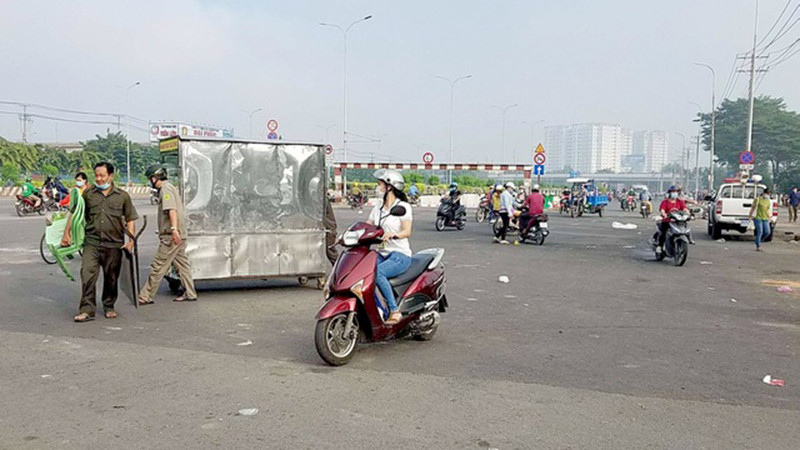 Khu vực xảy ra vụ ông B. bị chém khi đang bán bánh mì (Ảnh: Dân trí) Khu vực xảy ra vụ ông B. bị chém khi đang bán bánh mì (Ảnh: Dân trí)