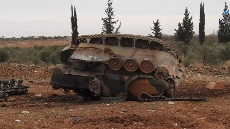 Một chiếc xe tăng của quân đội Thổ Nhĩ Kỳ bị phá hủy nằm lại tại hiện trường cuộc chiến Một chiếc xe tăng của quân đội Thổ Nhĩ Kỳ bị phá hủy nằm lại tại hiện trường cuộc chiến