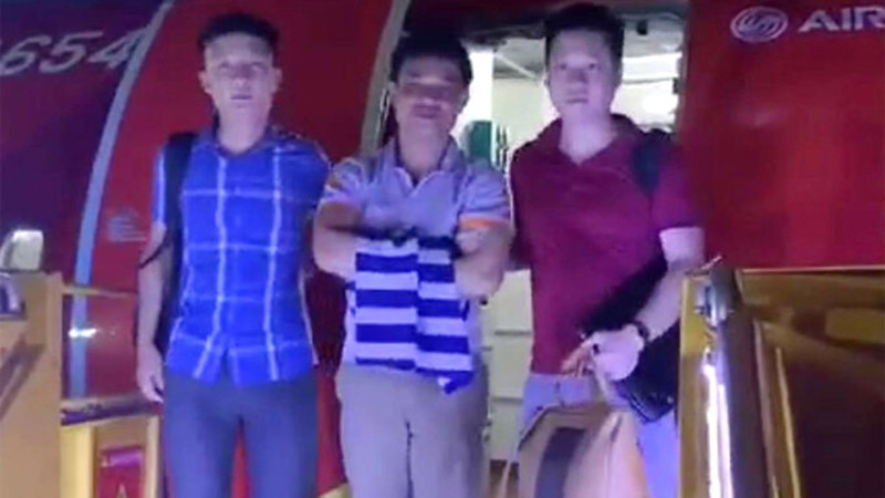 Bị can Sáng (giữa) lúc bị cảnh sát dẫn ra máy bay di lý về Hà Tĩnh. Ảnh: Hùng Lê Bị can Sáng (giữa) lúc bị cảnh sát dẫn ra máy bay di lý về Hà Tĩnh. Ảnh: Hùng Lê