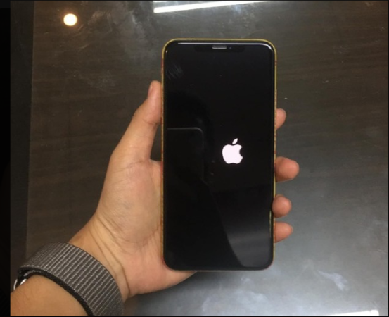 Ảnh logo quả táo của Apple bị lệch phải trong khi cập nhật IOS 14 ( Ảnh: Báo Dân Trí) Ảnh logo quả táo của Apple bị lệch phải trong khi cập nhật IOS 14 ( Ảnh: Báo Dân Trí)