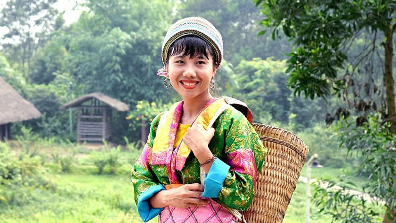 Trang phục người Mông đa dạng trong màu sắc và có nhiều hoạt tiết bắt mắt (Ảnh: Báo Công thuong)