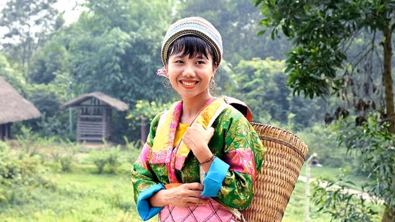 Trang phục người Mông đa dạng trong màu sắc và có nhiều hoạt tiết bắt mắt (Ảnh: Báo Công thuong)