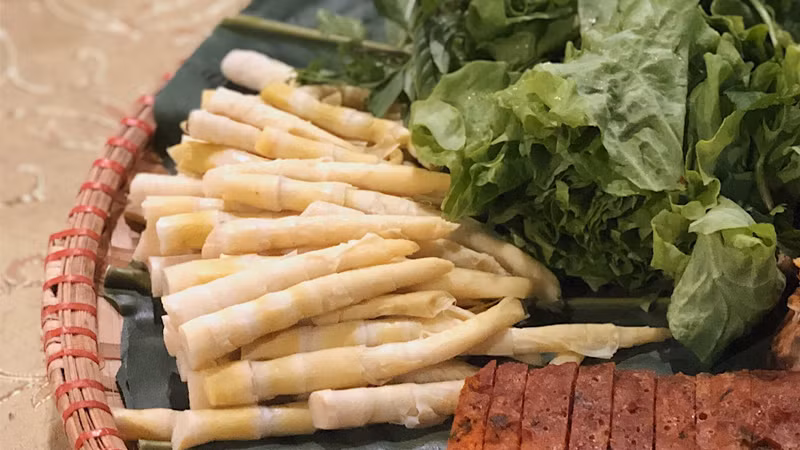 Ẩm thực Tây Bắc được đại diện bởi món măng đắng, giòn, càng nhai càng ngọt (Ảnh: VnExpress)