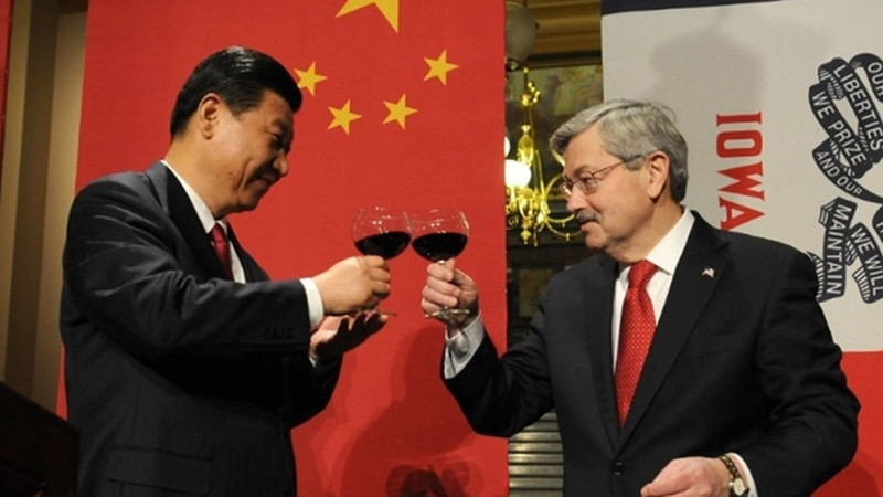 Chủ tịch Trung Quốc Tập Cận Bình (trái) và ông Terry Branstad tại Iowa năm 2012.
