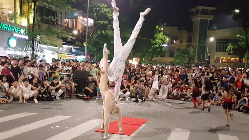 Các tiết mục nghệ thuật được biểu diễn tại phố đi bộ Hồ Gươm trong dịp tết Trung thu Các tiết mục nghệ thuật được biểu diễn tại phố đi bộ Hồ Gươm trong dịp tết Trung thu