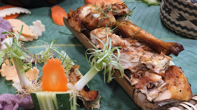 Món gà nướng ống tre đượm hương vị tẩm ướp bởi các loại hạt chỉ có ở vùng núi (Ảnh: VnExpress)