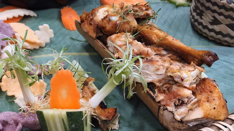 Món gà nướng ống tre đượm hương vị tẩm ướp bởi các loại hạt chỉ có ở vùng núi (Ảnh: VnExpress)