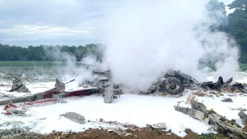 Chiếc máy bay vỡ vụn sau khi lao xuống mặt đất