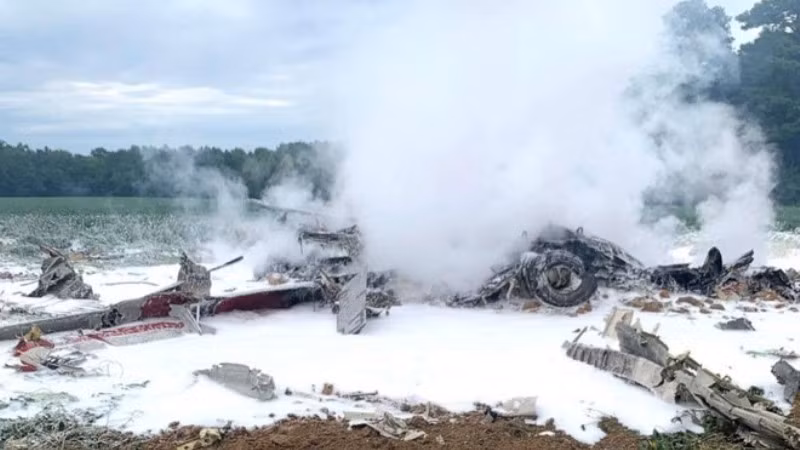 Chiếc máy bay vỡ vụn sau khi lao xuống mặt đất