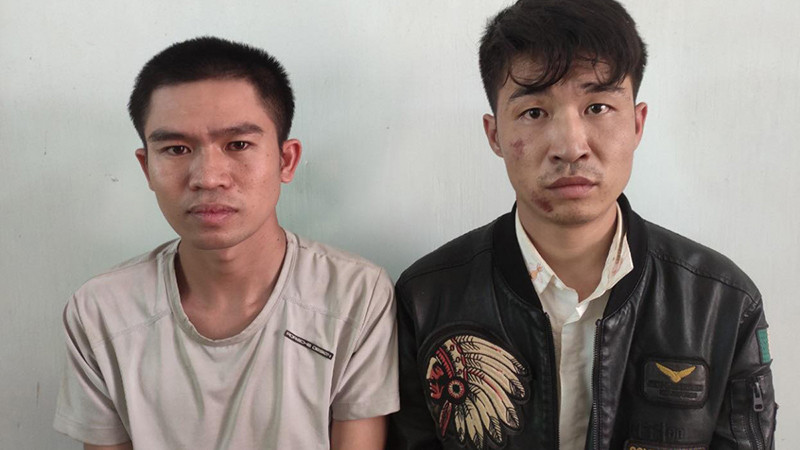 2 đối tượng Hải (áo trắng) và Hậu tại cơ quan công an.