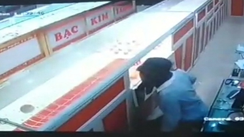 Hình ảnh nam sinh trộm cắp hiệu vàng được cắt từ camera của gia đình chủ hiệu vàng Hình ảnh nam sinh trộm cắp hiệu vàng được cắt từ camera của gia đình chủ hiệu vàng