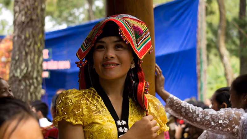 Người phụ nữ Thái tự hào với chiếc khăn piêu của dân tộc mình (Ảnh: VnExpress)