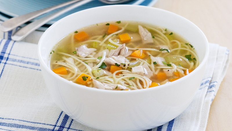 Cháo hay súp gà là món ăn người cảm cúm nên sử dụng nhất để có thể phục hồi cơ thể
