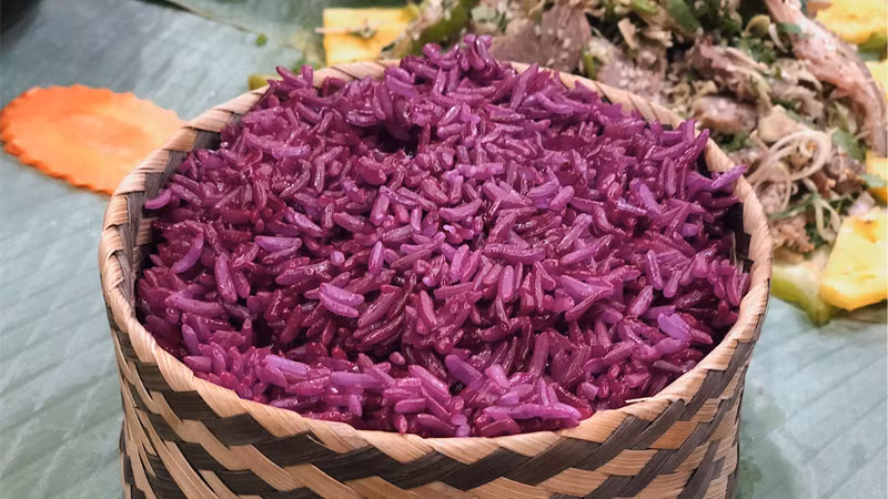 Xôi nếp Nương tím dẻo mà không dính và được làm từ những hạt nếp Nương ngon nhất (Ảnh: VnExpress)