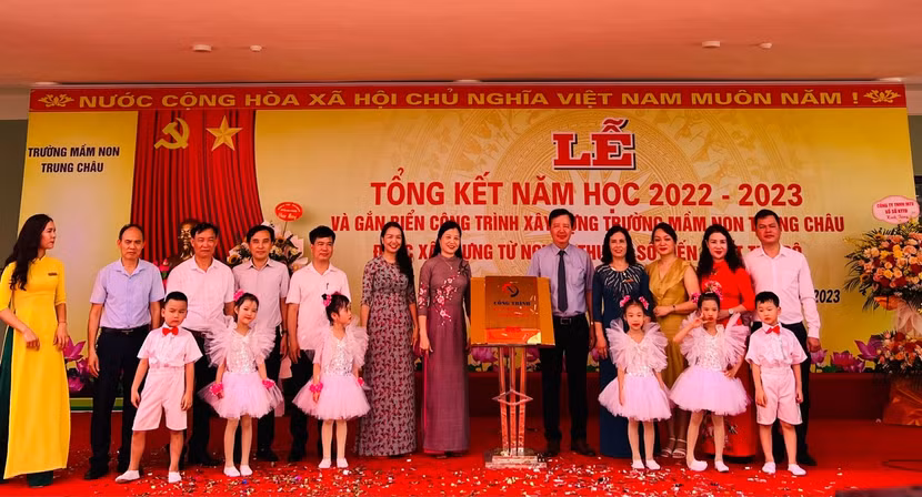 Các đồng chí Lãnh đạo ĐU – HĐND – UBND huyện Đan Phượng, xã Trung Châu và Lãnh đạo công ty TNHH MTV Xổ số kiến thiết Thủ đô cùng tham dự Lễ gắn biển ở trường mầm non Trung Châu