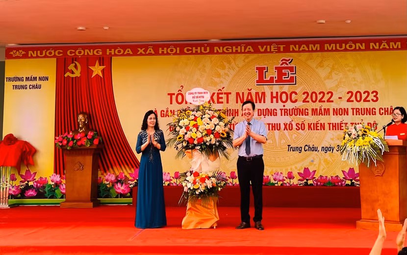 Đồng chí Hoàng Mạnh Tuấn – Phó Bí thư Đảng uỷ, Tổng Giám đốc công ty TNHH MTV Xổ số kiến thiết Thủ đô tặng hoa trường mầm non Trung Châu, huyện Đan Phượng