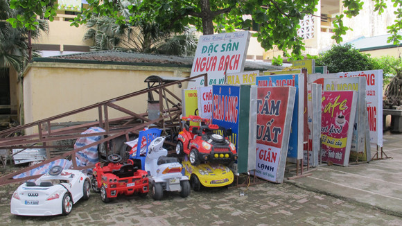 Một số biển bảng khác lấn chiếm lòng đường vỉa hè bị thu giữ