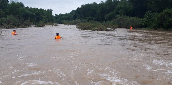 Lực lượng cứu hộ tìm kiếm thi thể ông S. Lực lượng cứu hộ tìm kiếm thi thể ông S.