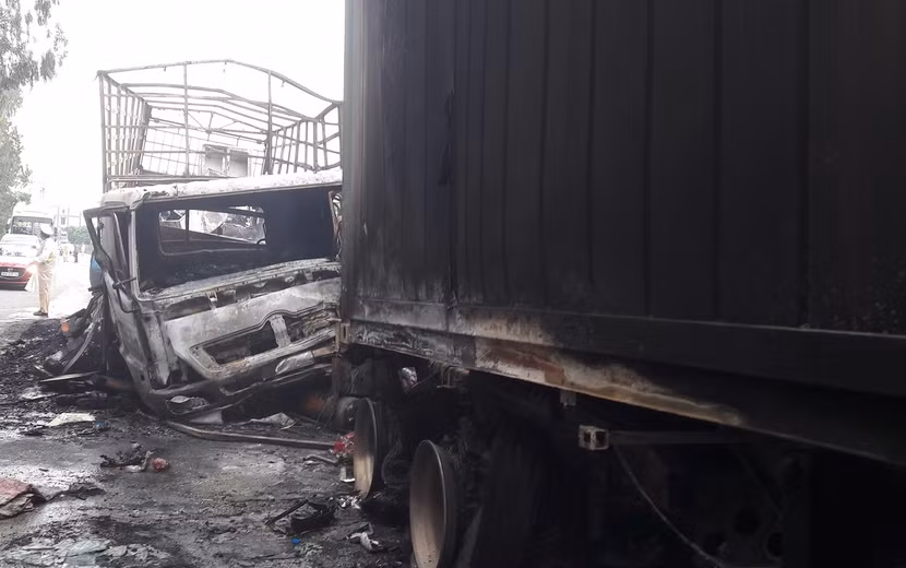 Hỏa hoạn khiến hai chiếc xe cháy rụi Hỏa hoạn khiến hai chiếc xe cháy rụi