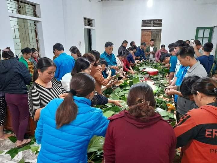 Rất nhiều người dân ở huyện Quỳ Hợp, Nghệ An rủ nhau gói bánh chưng (ảnh: P. Giang)