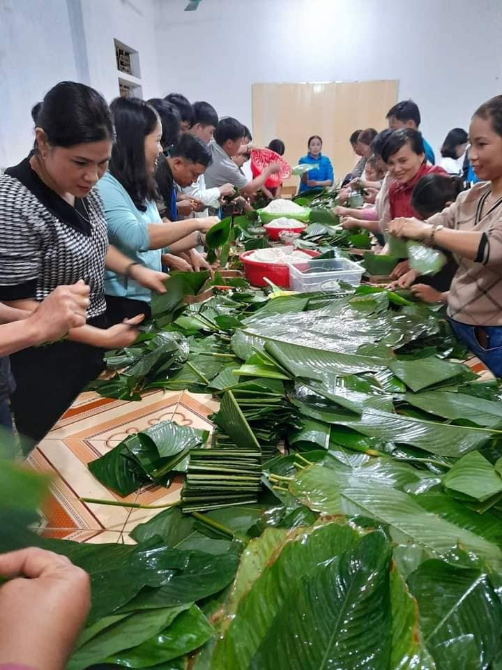 Mỗi người một việc với mong muốn giúp một chút gì đó cho đồng bào đang phải oằn mình chịu lũ. (ảnh: P. Giang)