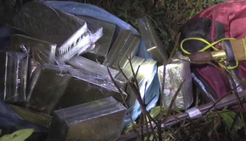 Số ma túy mà nhóm đối tượng vứt lại (ảnh: BPNA) Số ma túy mà nhóm đối tượng vứt lại (ảnh: BPNA)