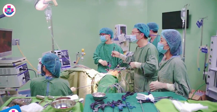 Các bác sỹ đang phẫu thuật cho chị D. (ảnh bệnh viện cung cấp)