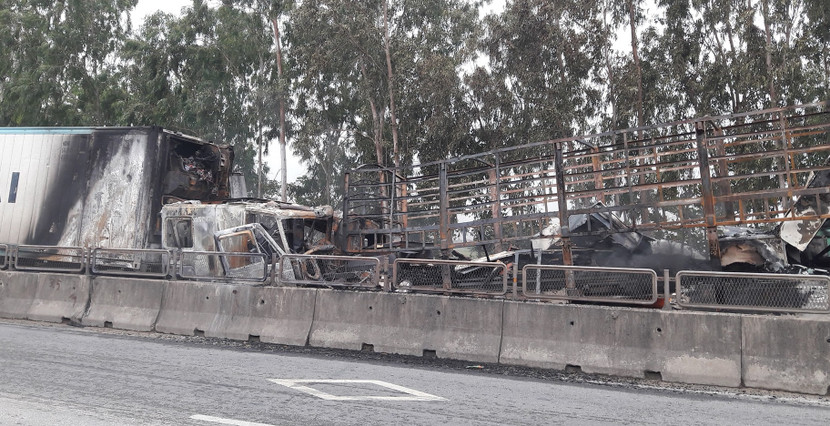 Hiện trường nơi hai chiếc xe tải đâm trực diện nhau