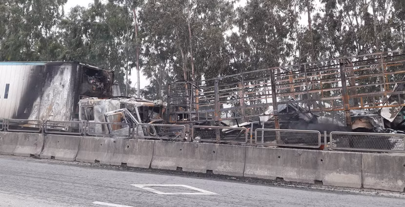 Hiện trường nơi hai chiếc xe tải đâm trực diện nhau Hiện trường nơi hai chiếc xe tải đâm trực diện nhau