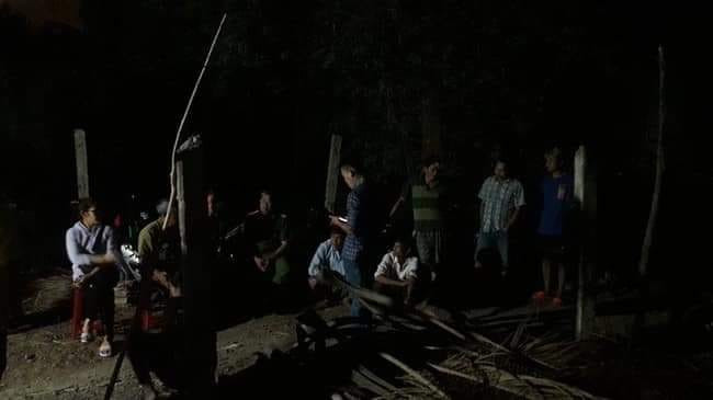 Rất đông người dân tập trung theo dõi sự việc trong đêm.