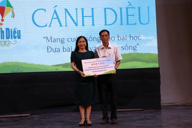 Đại diện Công ty Đầu tư - Xuất bản - Thiết bị giáo dụcViệt Nam (VEPIC) tặng gần 3.000 bản sách giáo khoaCánh Diều cho học sinh khó khăn trên địa bàn tỉnhPhú Yên. Ảnh: Báo Nhân dân.